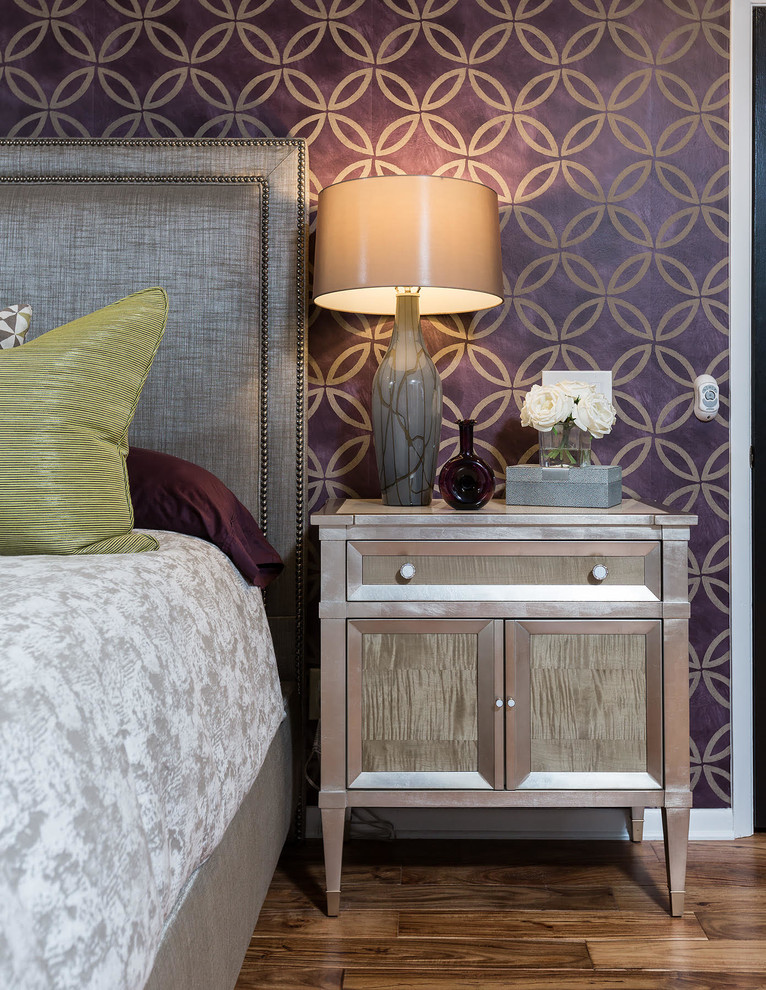 Inspiration pour une chambre d'amis design de taille moyenne avec un mur violet, parquet clair, aucune cheminée et un sol marron.