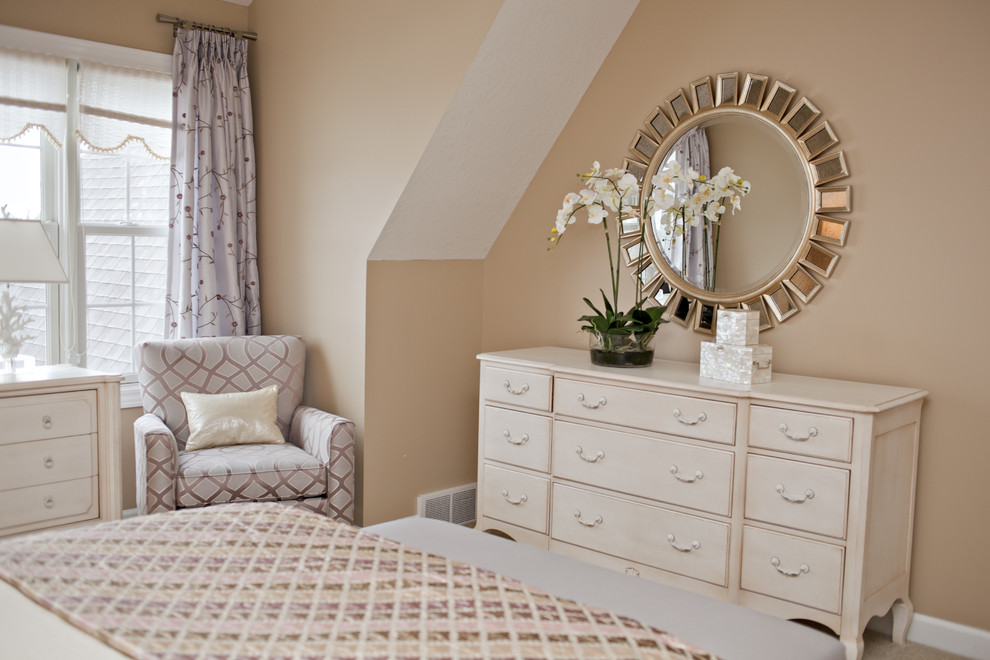 Modelo de dormitorio moderno con paredes beige