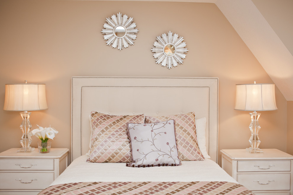 Immagine di una camera da letto minimalista con pareti beige