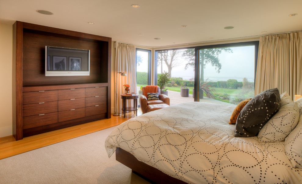 Идея дизайна: хозяйская спальня среднего размера в стиле модернизм с желтыми стенами, деревянным полом и коричневым полом