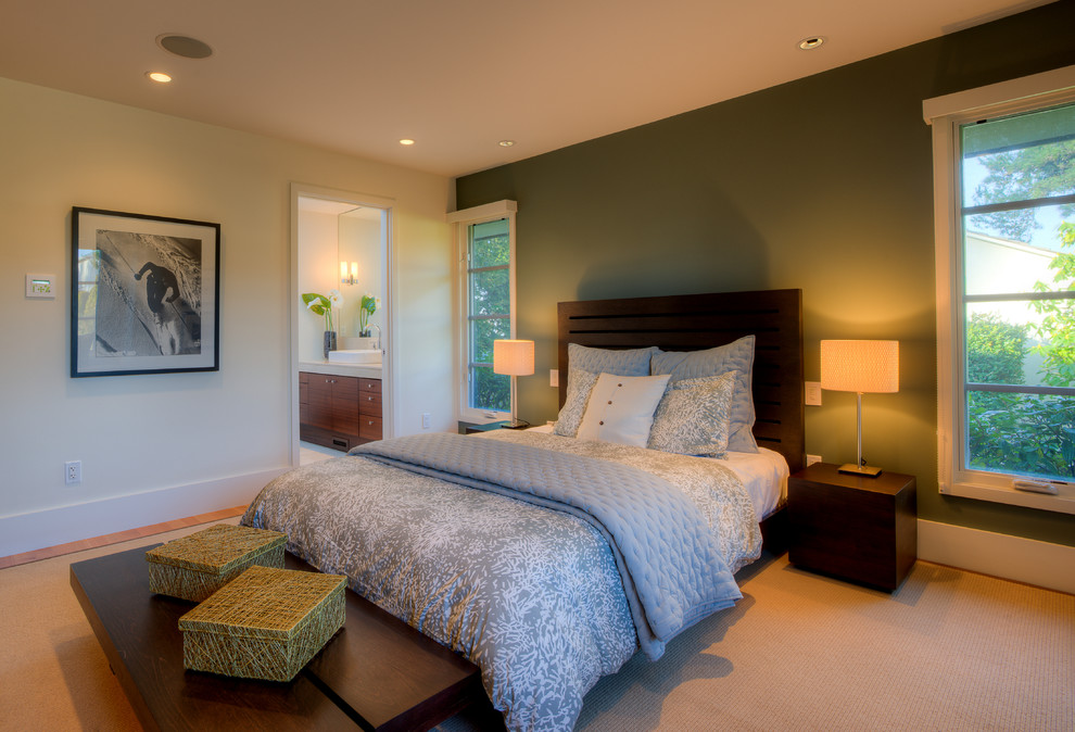 Idée de décoration pour une chambre d'amis minimaliste de taille moyenne avec un mur vert, un sol en bois brun et un sol marron.