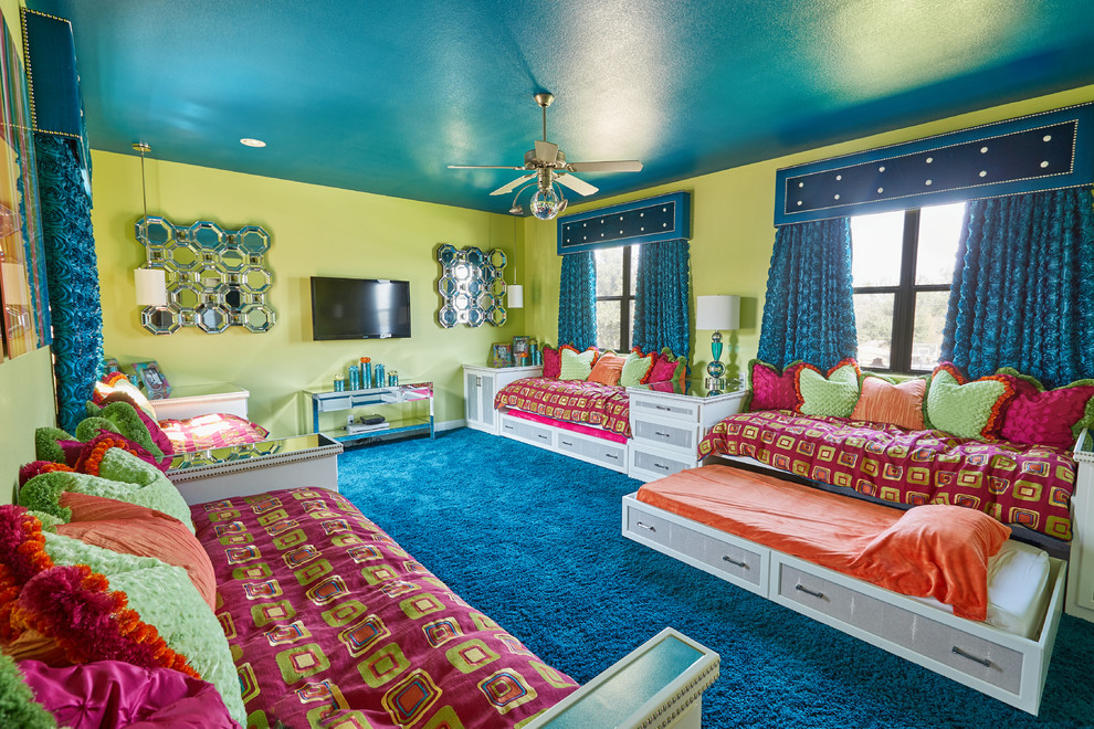 На фото: огромная гостевая спальня (комната для гостей) в средиземноморском стиле с зелеными стенами и ковровым покрытием без камина с