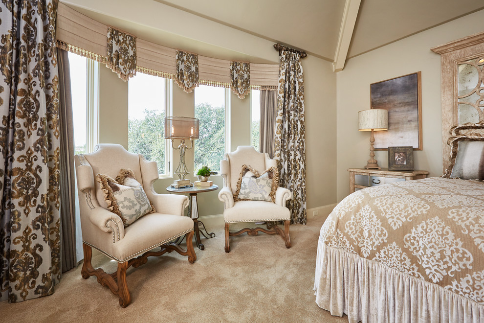 Großes Shabby-Look Hauptschlafzimmer ohne Kamin mit beiger Wandfarbe und Teppichboden in Dallas