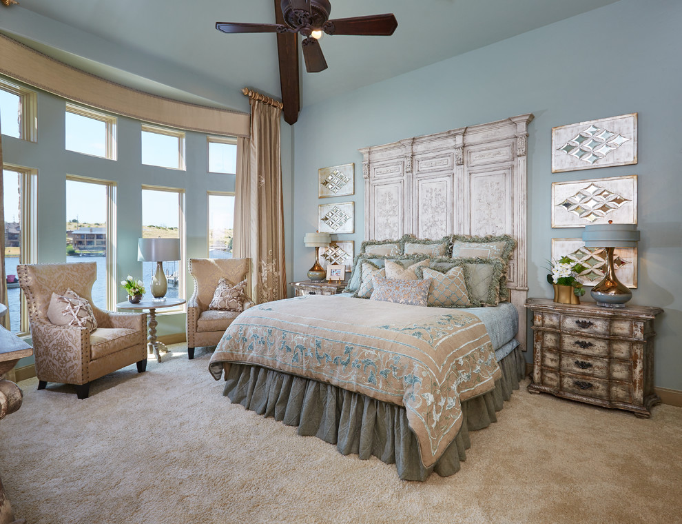 Geräumiges Shabby-Look Hauptschlafzimmer ohne Kamin mit blauer Wandfarbe und Teppichboden in Dallas