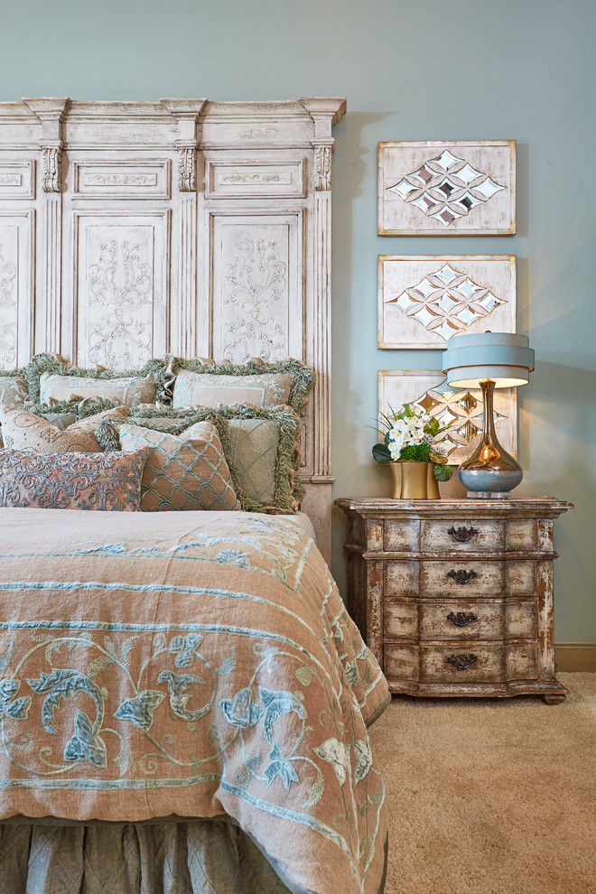 На фото: большая хозяйская спальня в стиле шебби-шик с синими стенами и ковровым покрытием без камина с