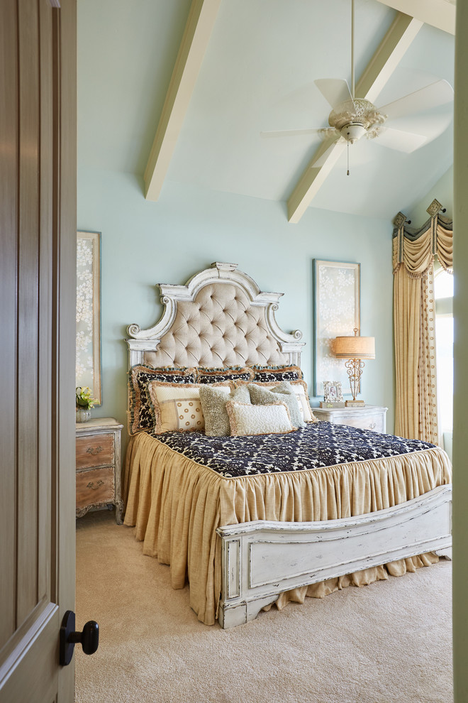 На фото: большая гостевая спальня (комната для гостей) в средиземноморском стиле с синими стенами и ковровым покрытием с