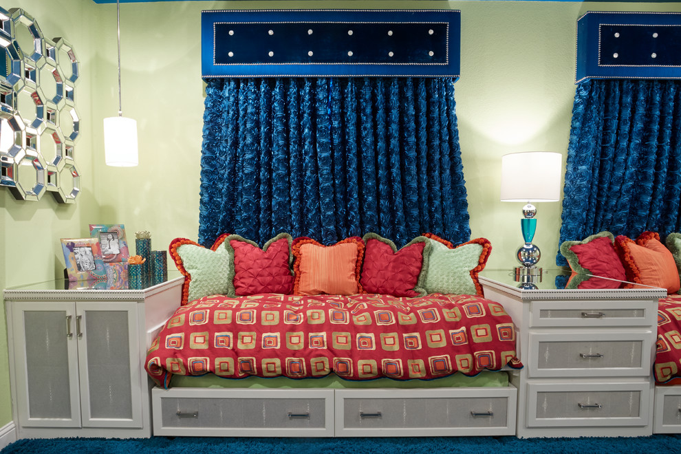 На фото: огромная гостевая спальня (комната для гостей) в стиле неоклассика (современная классика) с зелеными стенами, ковровым покрытием и синим полом с