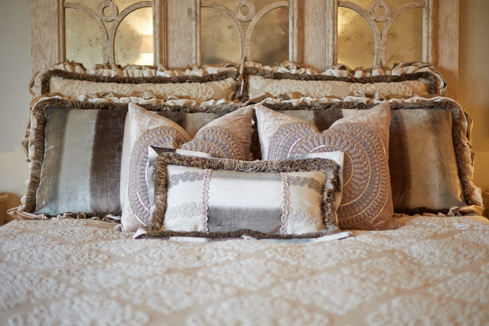 Ejemplo de habitación de invitados clásica renovada extra grande con moqueta, suelo beige y paredes beige