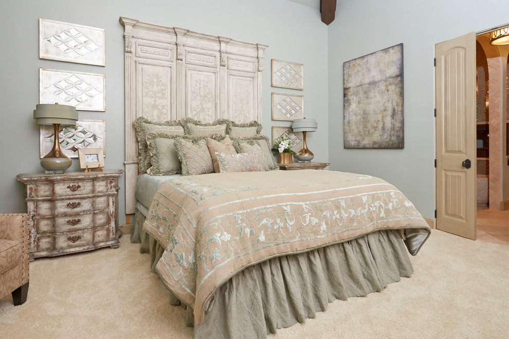 Imagen de dormitorio principal tradicional renovado extra grande con paredes azules, moqueta y suelo beige
