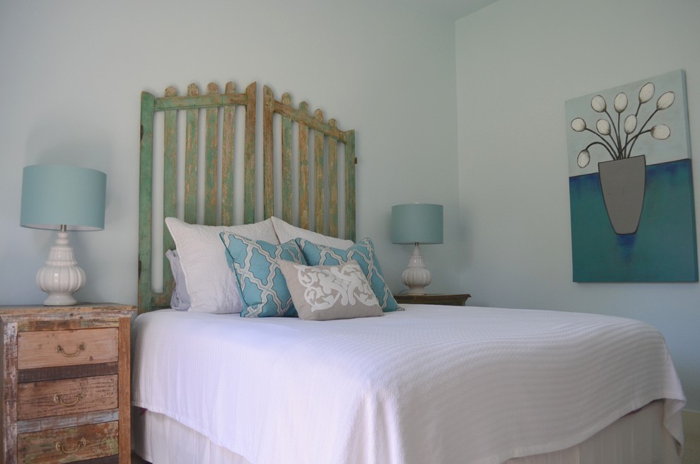 Large beach style guest carpeted bedroom photo in Dallas with blue walls