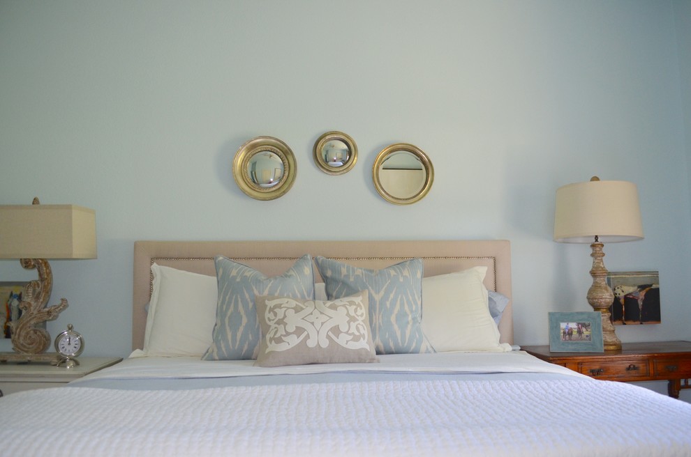 Пример оригинального дизайна: большая гостевая спальня (комната для гостей) в морском стиле с синими стенами и ковровым покрытием