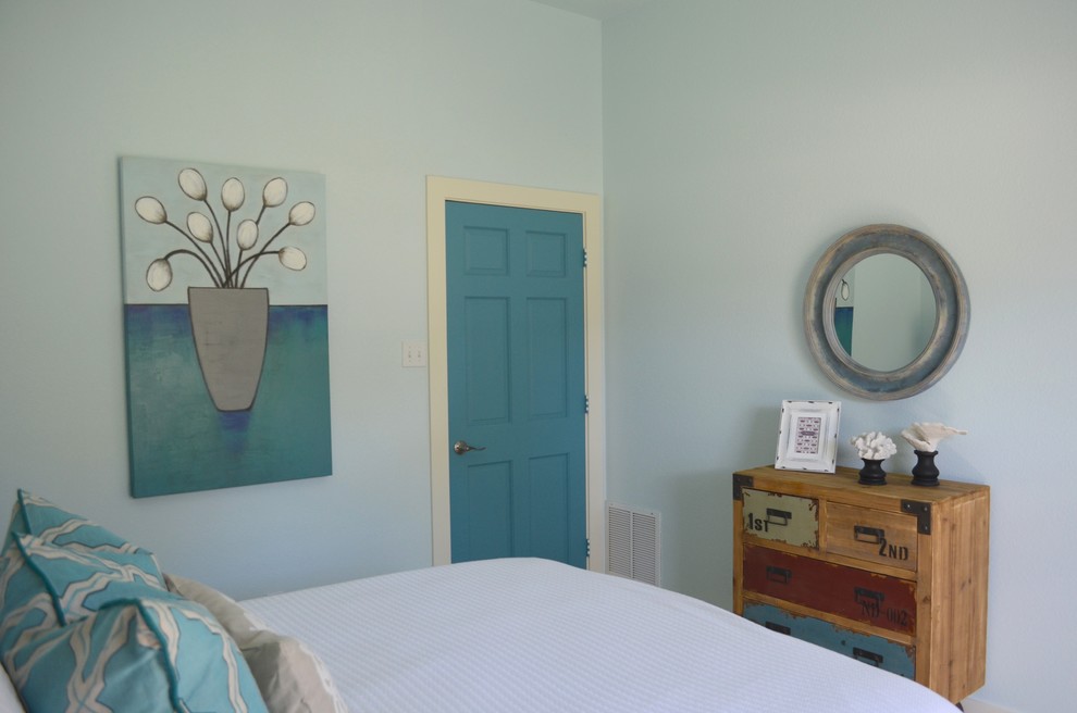 Idee per una grande camera degli ospiti stile marinaro con pareti blu e moquette