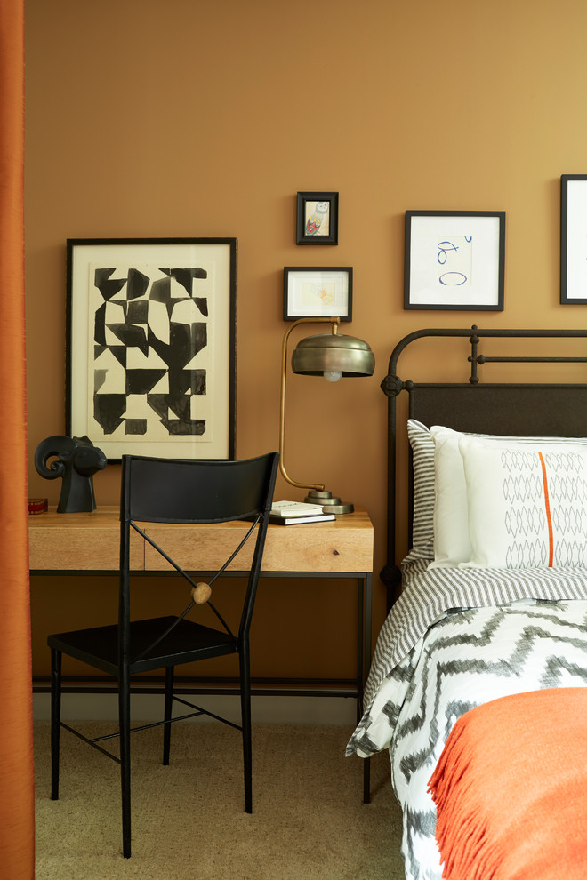 Mittelgroßes Klassisches Schlafzimmer mit brauner Wandfarbe und Teppichboden in Atlanta