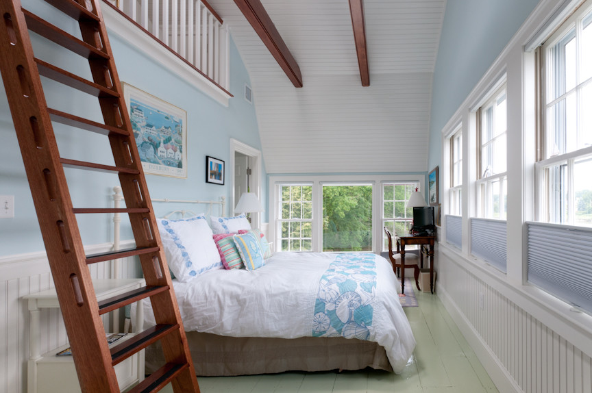 Diseño de habitación de invitados tradicional grande con paredes azules y suelo de madera pintada