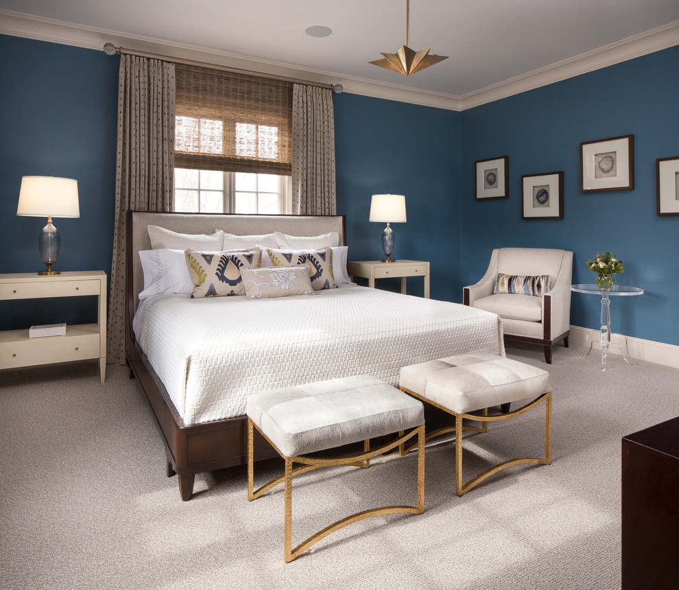 Modelo de dormitorio principal tradicional renovado con paredes azules, moqueta y suelo gris