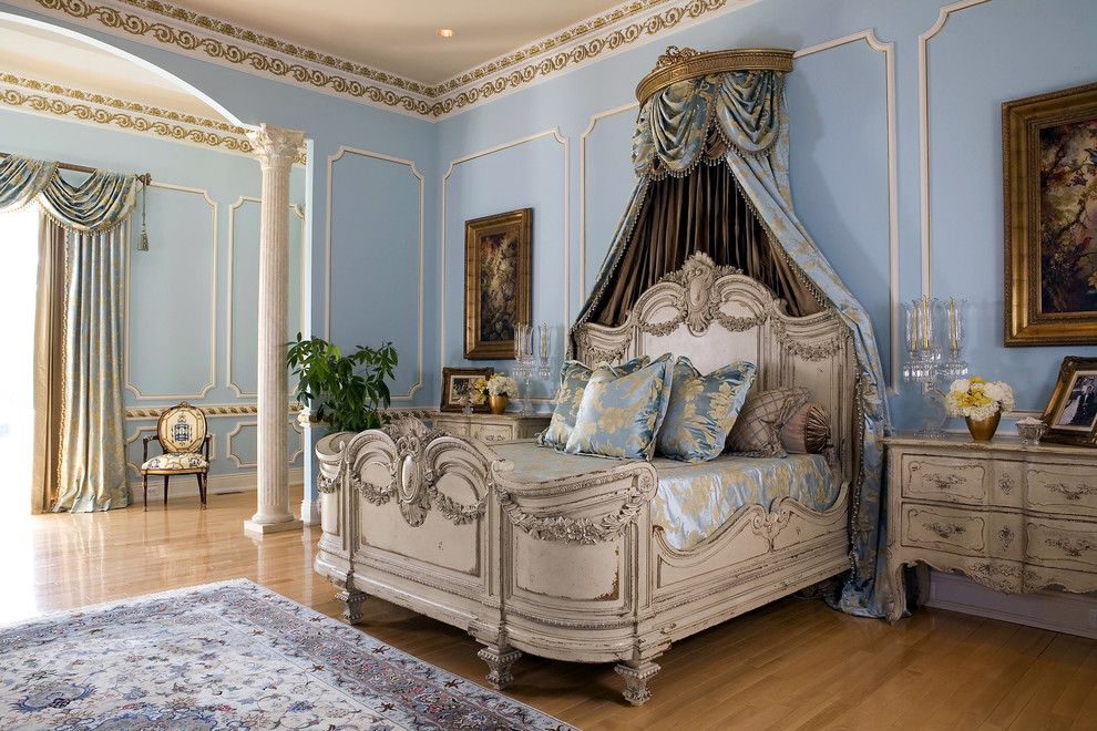 Пример оригинального дизайна: большая хозяйская спальня в классическом стиле с синими стенами и светлым паркетным полом