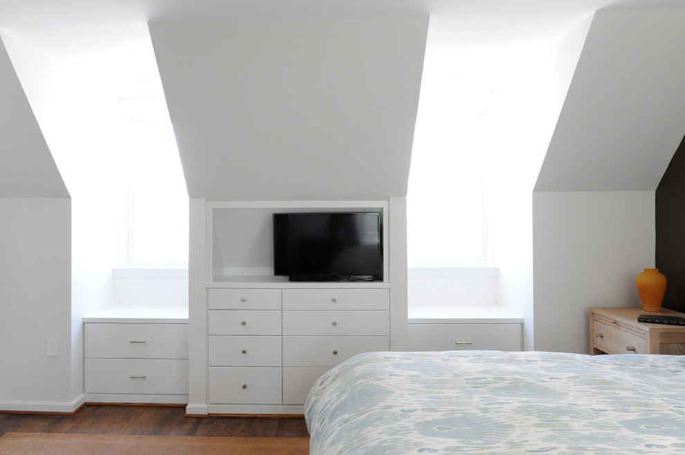 Imagen de habitación de invitados actual de tamaño medio sin chimenea con paredes blancas y moqueta