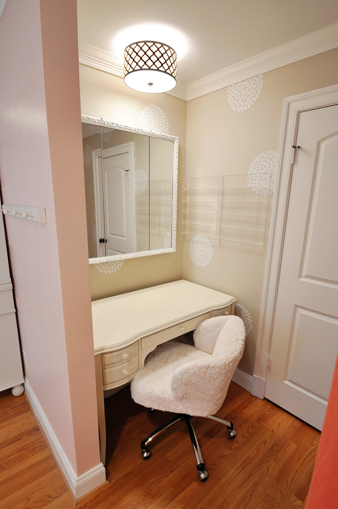 Источник вдохновения для домашнего уюта: большая спальня в стиле фьюжн с розовыми стенами и паркетным полом среднего тона без камина