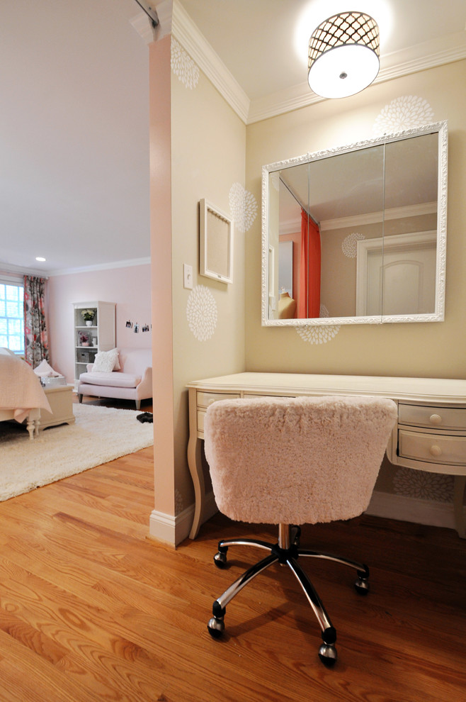 Foto de dormitorio ecléctico grande sin chimenea con paredes rosas y suelo de madera en tonos medios