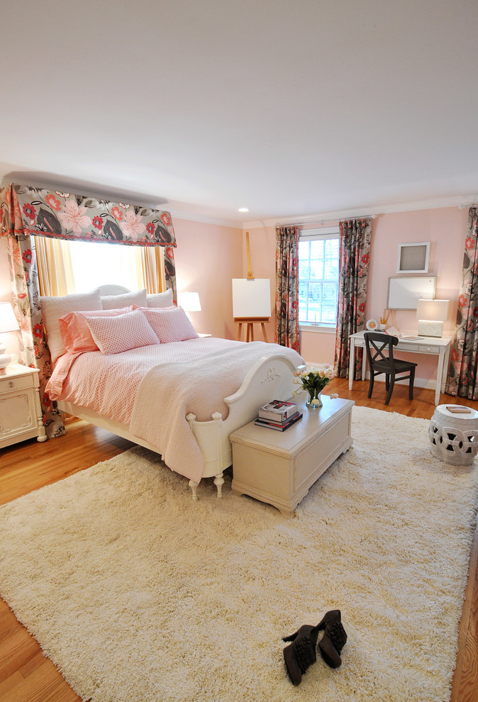 Immagine di una grande camera da letto eclettica con pareti rosa, pavimento in legno massello medio e nessun camino