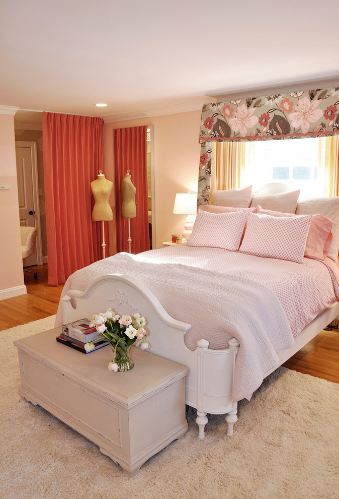 Idées déco pour une grande chambre éclectique avec un mur rose, un sol en bois brun et aucune cheminée.