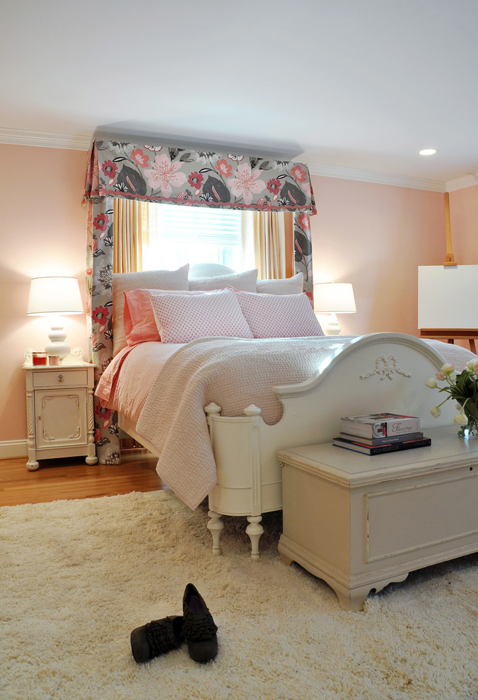 Imagen de dormitorio bohemio grande sin chimenea con paredes rosas y suelo de madera en tonos medios