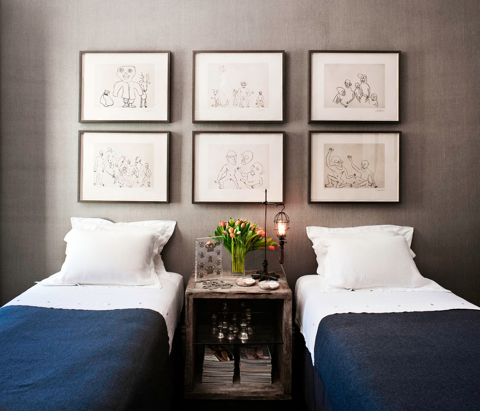 Свежая идея для дизайна: гостевая спальня среднего размера, (комната для гостей) в стиле фьюжн с серыми стенами и темным паркетным полом без камина - отличное фото интерьера