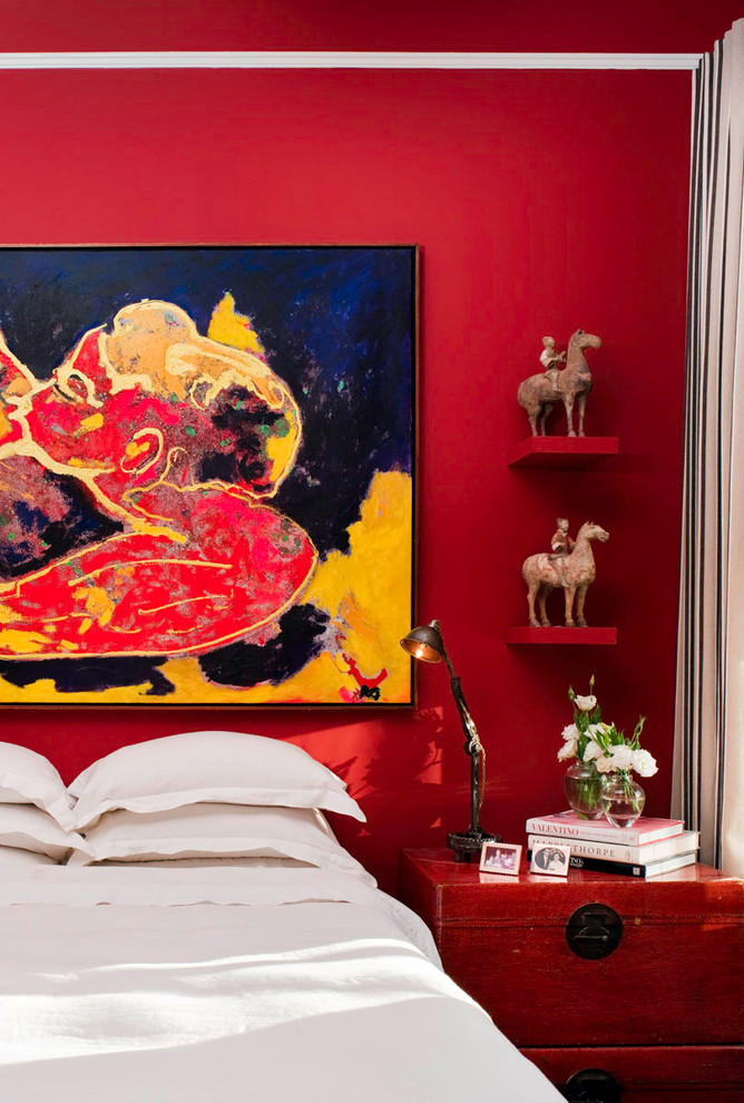 На фото: хозяйская спальня среднего размера в стиле фьюжн с красными стенами и темным паркетным полом без камина