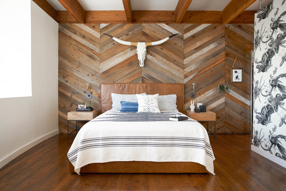 Mediterranes Hauptschlafzimmer mit weißer Wandfarbe und dunklem Holzboden in San Francisco