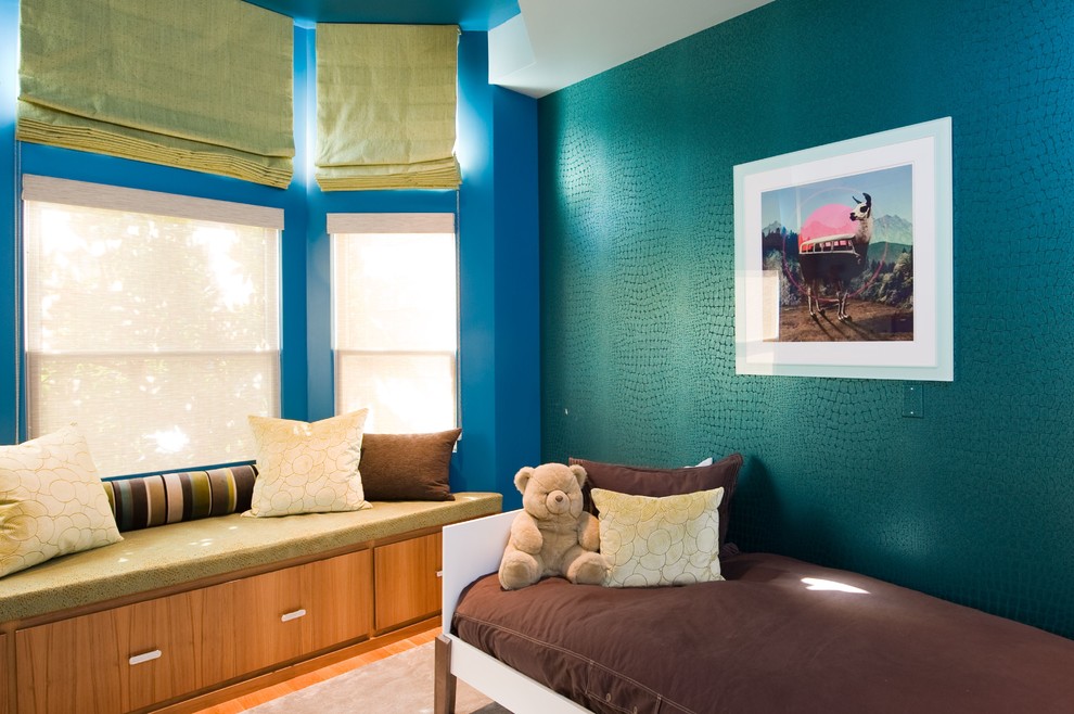 Bild på ett funkis sovrum, med blå väggar och ljust trägolv