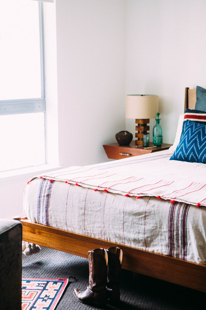 Mittelgroßes Eklektisches Schlafzimmer ohne Kamin mit weißer Wandfarbe und Teppichboden in Los Angeles