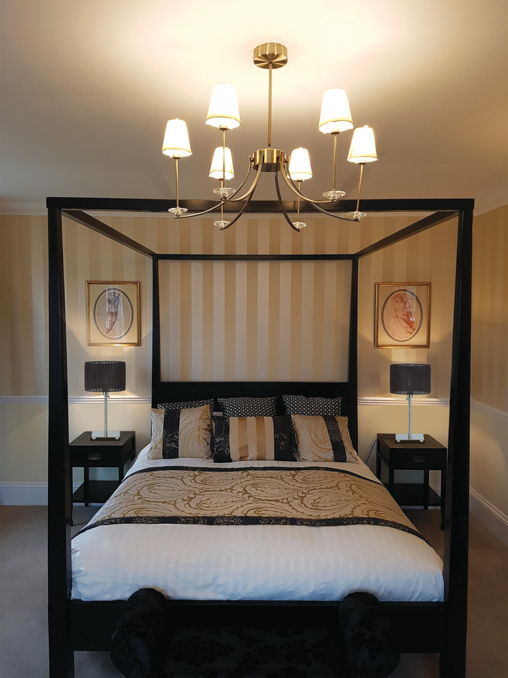 На фото: хозяйская спальня среднего размера в классическом стиле с ковровым покрытием, разноцветными стенами и серым полом