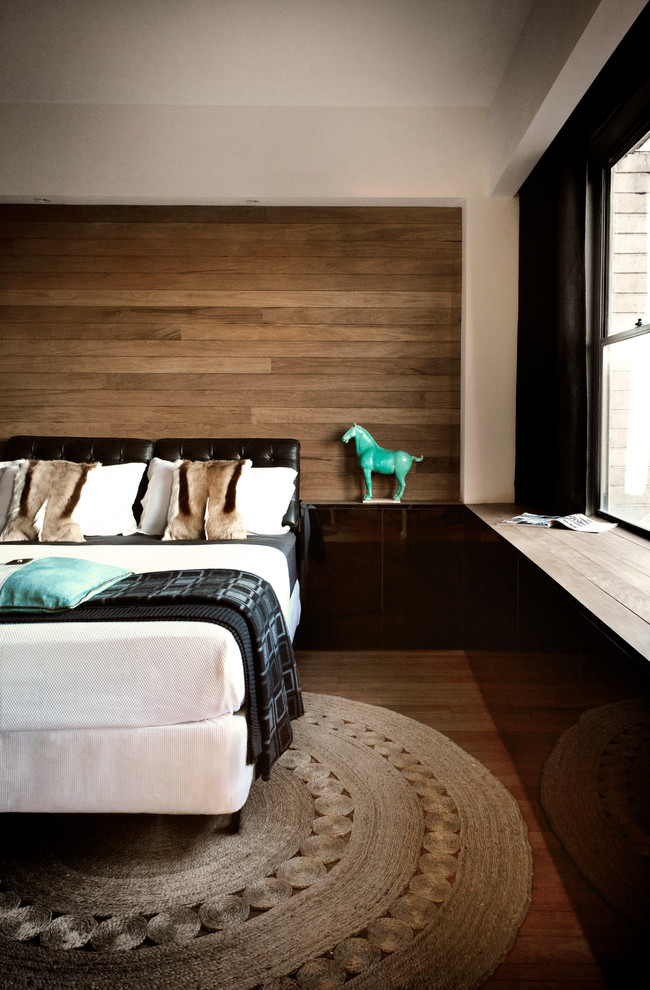 シドニーにある中くらいなコンテンポラリースタイルのおしゃれな寝室 (無垢フローリング、グレーの壁、グレーとクリーム色、ベッド下のラグ) のレイアウト