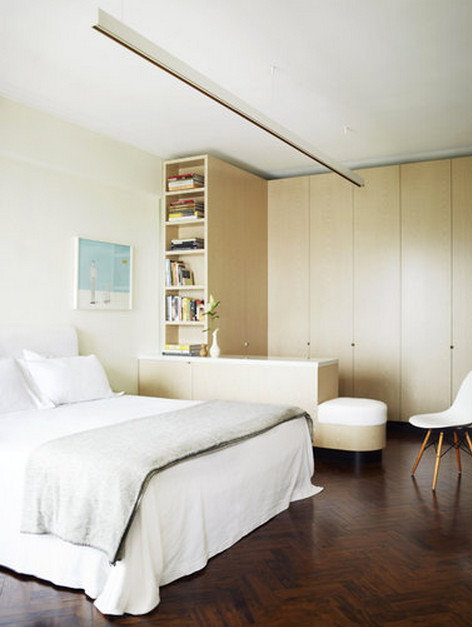 Idée de décoration pour une grande chambre parentale minimaliste avec parquet foncé.