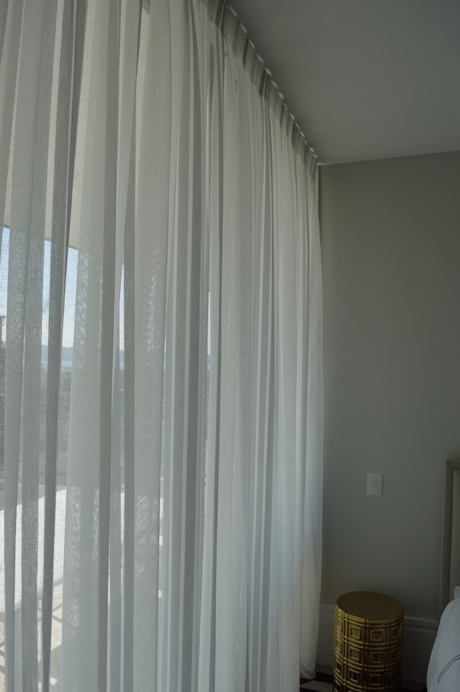 Immagine di una piccola camera degli ospiti contemporanea con pareti grigie e moquette