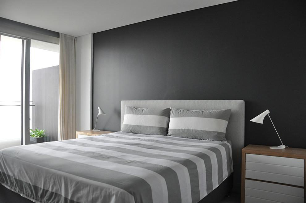 Aménagement d'une chambre contemporaine de taille moyenne avec un mur gris et un sol gris.