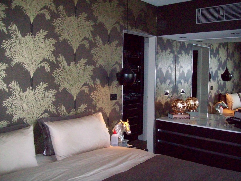 На фото: маленькая хозяйская спальня в стиле модернизм с ковровым покрытием для на участке и в саду