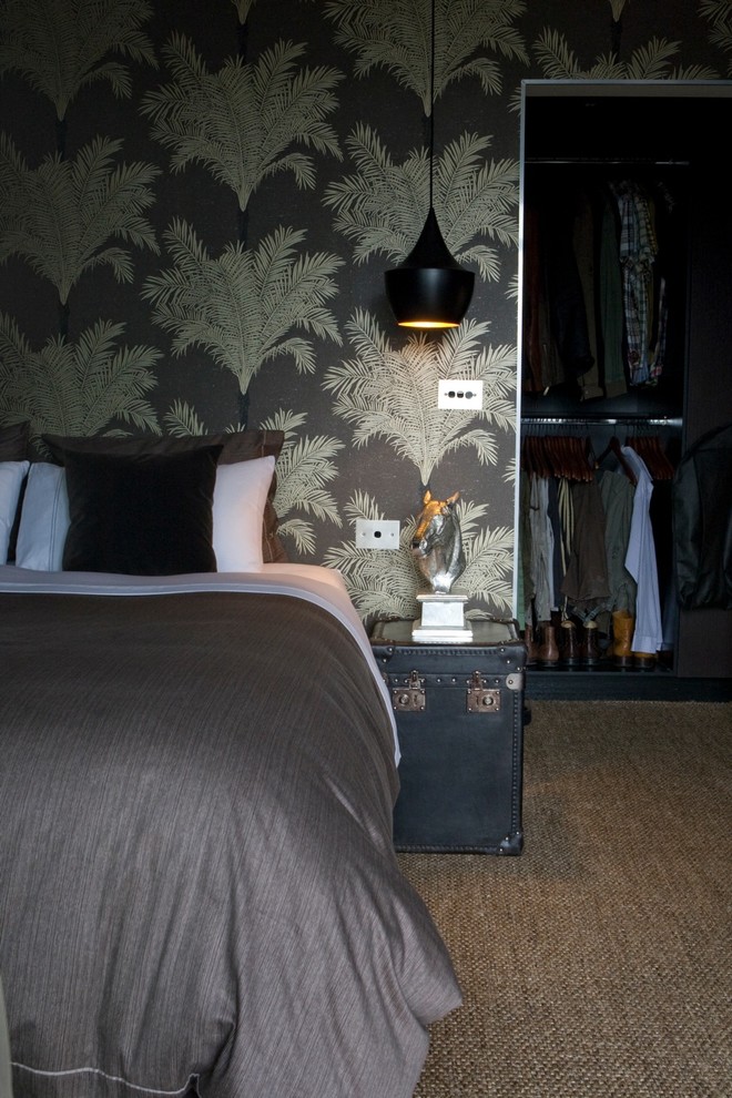 Diseño de dormitorio contemporáneo de tamaño medio con paredes negras y moqueta