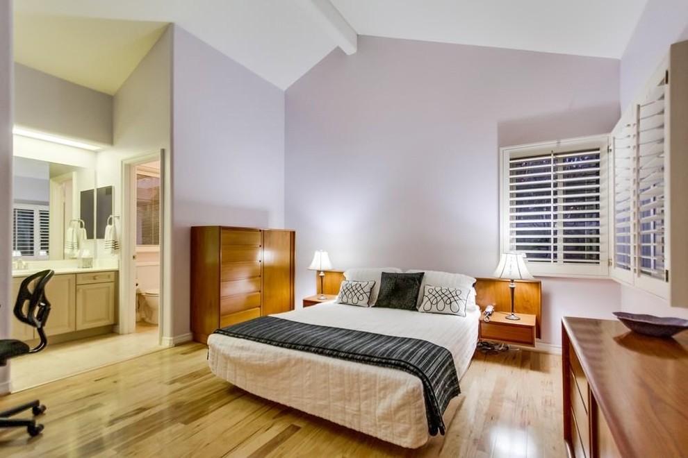 サンディエゴにあるトラディショナルスタイルのおしゃれな客用寝室 (紫の壁、淡色無垢フローリング) のレイアウト