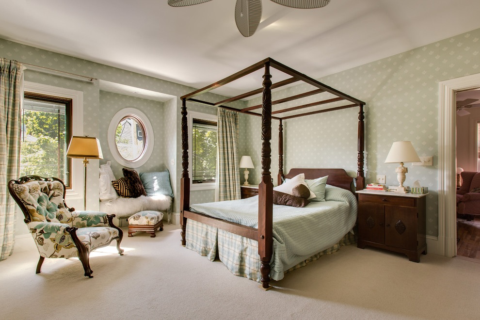 Foto de dormitorio principal clásico de tamaño medio sin chimenea con paredes verdes y moqueta