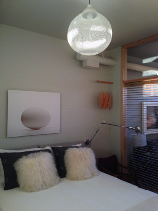 Foto de dormitorio principal industrial pequeño con paredes grises y suelo de madera clara