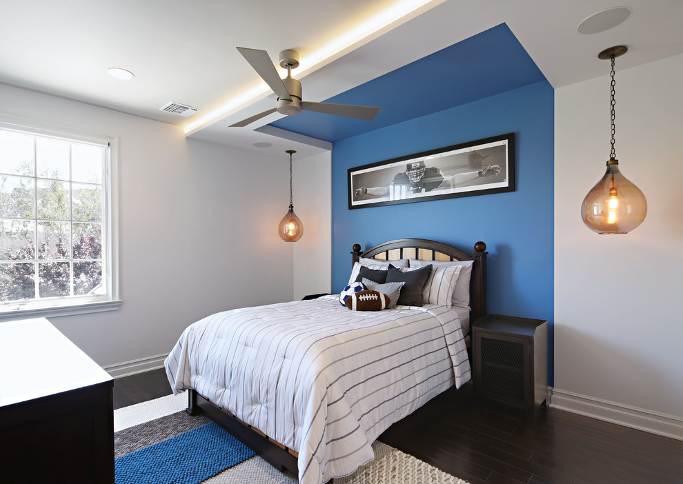 Imagen de habitación de invitados actual de tamaño medio con paredes azules y suelo de madera oscura