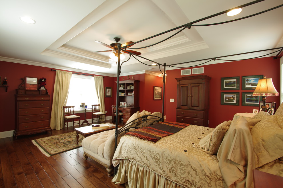 На фото: хозяйская спальня среднего размера, в белых тонах с отделкой деревом в классическом стиле с красными стенами, паркетным полом среднего тона, коричневым полом, многоуровневым потолком, обоями на стенах и тюлем без камина