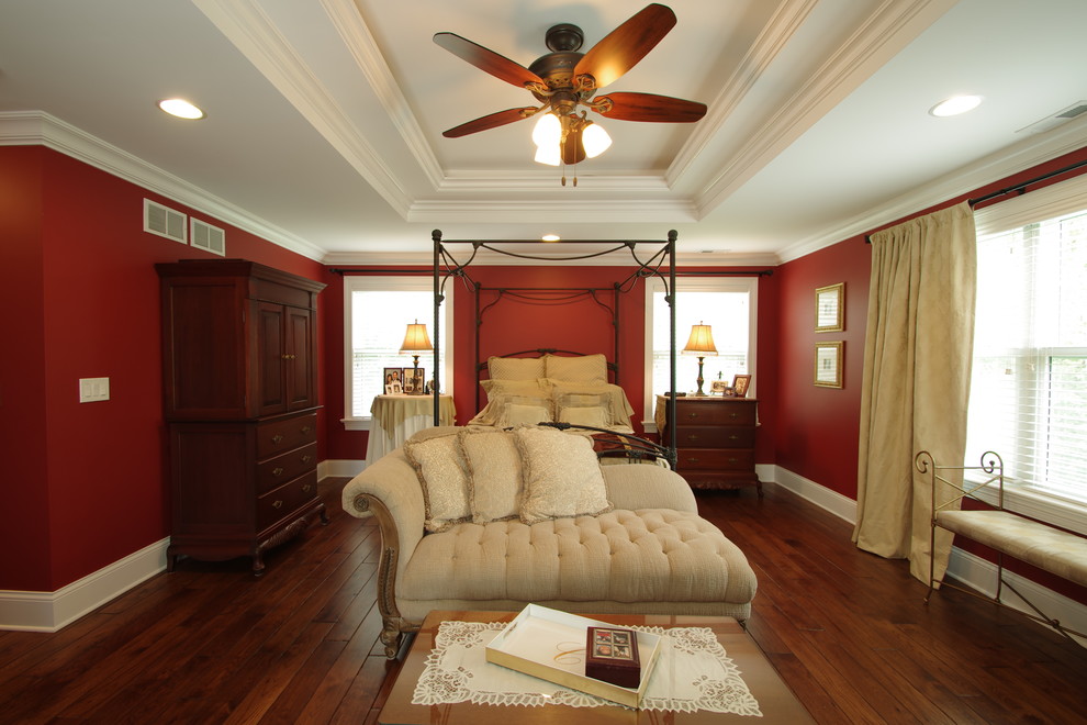 シカゴにある中くらいなトラディショナルスタイルのおしゃれな主寝室 (赤い壁、無垢フローリング、暖炉なし、茶色い床、折り上げ天井、壁紙、ペルシャ絨毯、白い天井) のインテリア