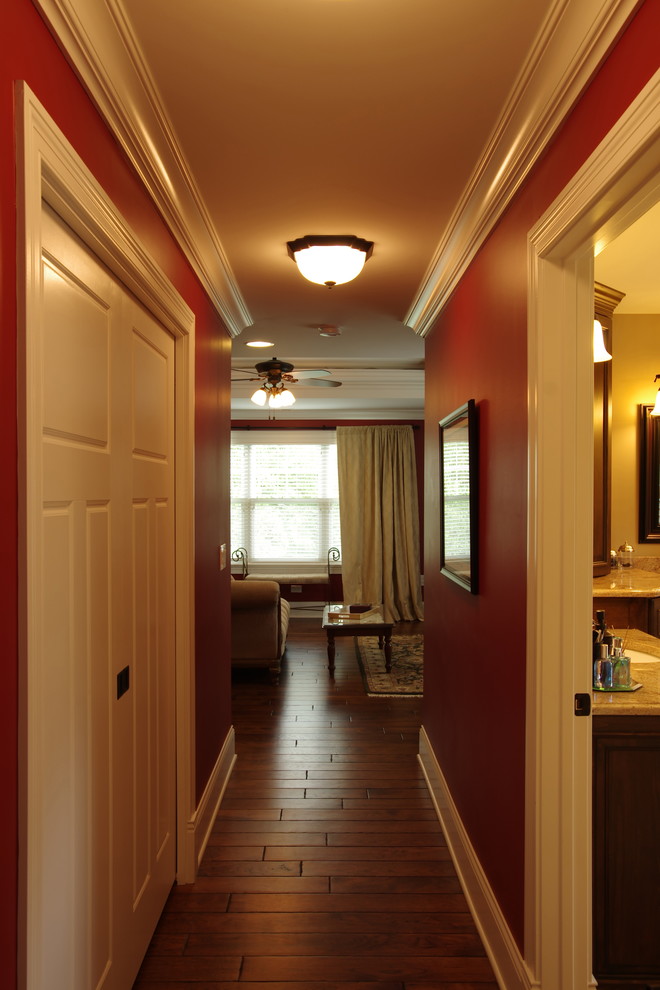 Réalisation d'une chambre parentale blanche et bois tradition de taille moyenne avec un mur rouge, un sol en bois brun, aucune cheminée, un sol marron, un plafond décaissé et du papier peint.