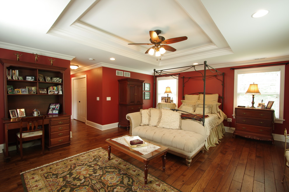 Modelo de dormitorio principal, blanco y blanco y madera tradicional de tamaño medio sin chimenea con paredes rojas, suelo de madera en tonos medios, suelo marrón, bandeja y papel pintado