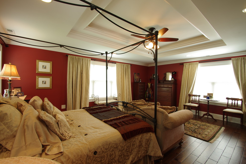 Mittelgroßes Klassisches Hauptschlafzimmer ohne Kamin mit roter Wandfarbe, braunem Holzboden, braunem Boden, eingelassener Decke und Tapetenwänden in Chicago