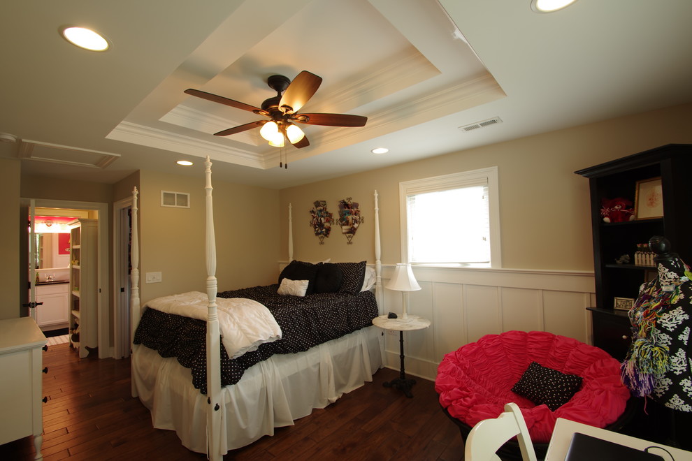 Aménagement d'une chambre d'amis beige et blanche classique de taille moyenne avec un mur beige, un sol en bois brun, aucune cheminée, un sol marron, un plafond décaissé et boiseries.