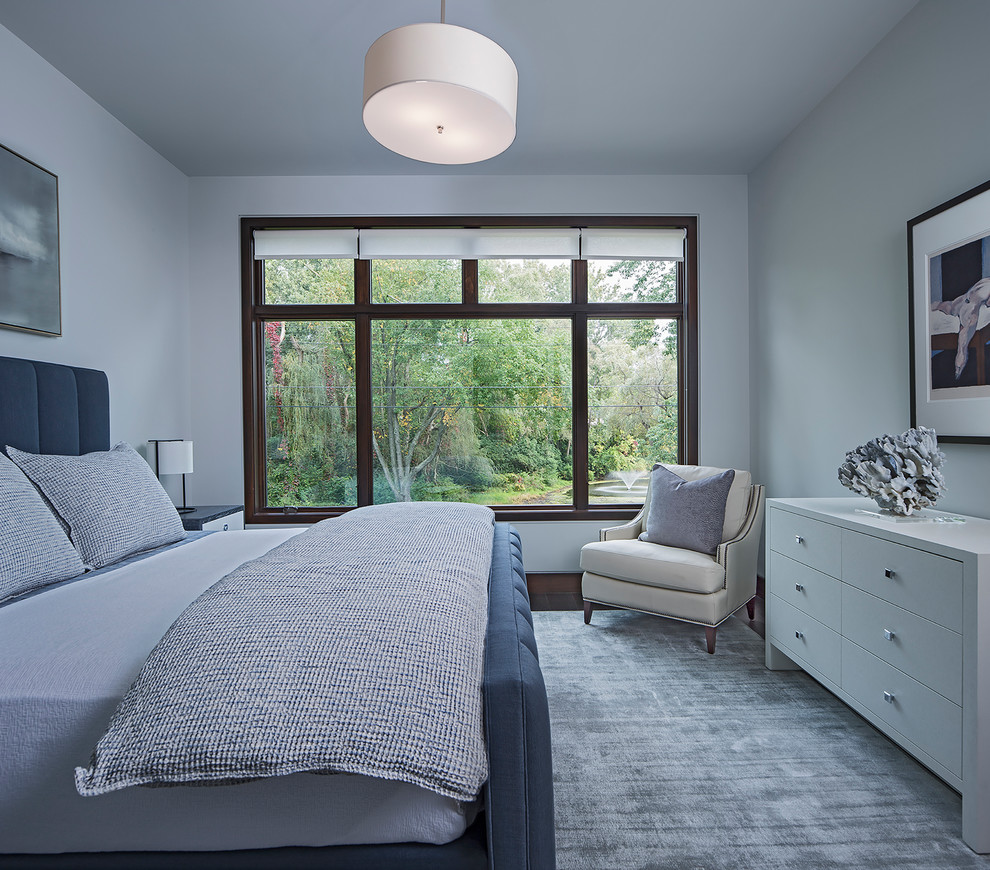 Exemple d'une chambre d'amis moderne de taille moyenne avec parquet foncé, un sol marron et un mur gris.