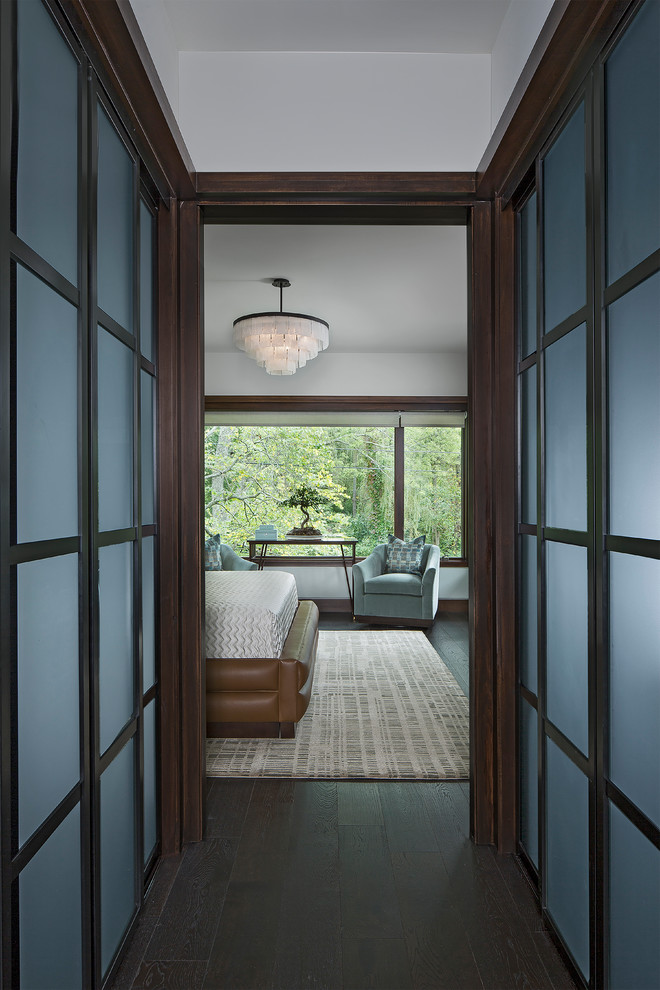 Mittelgroßes Modernes Hauptschlafzimmer mit grauer Wandfarbe, dunklem Holzboden und braunem Boden in Detroit